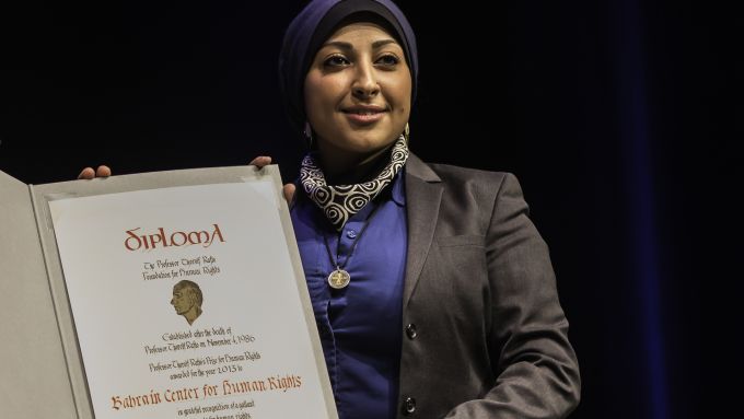 Maryam Alkhawaja accepts the Rafto Prize on behalf of the Bahrain Centre for Human Rights (Image: Lind and Lunde/Rafto Foundation)
