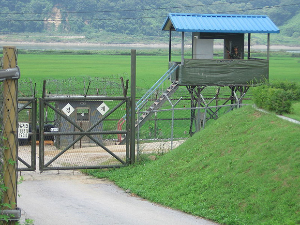 A view into South Korea from North Korea (Image: Johannes Barre/iGEL/Wikimedia Commons)