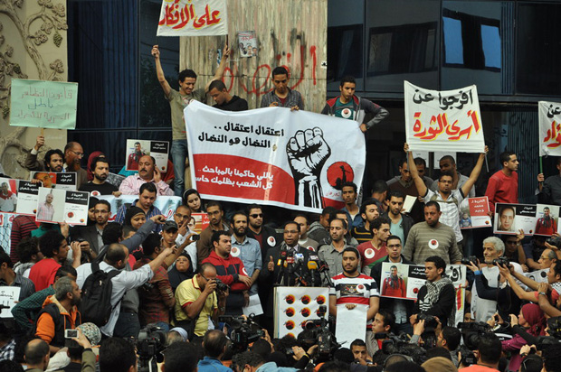 Political activists rallied in front of the Egyptian Journalists Syndicate in Cairo to demand the immediate release of detainees. (Image: Khaled Basyouny/Demotix)