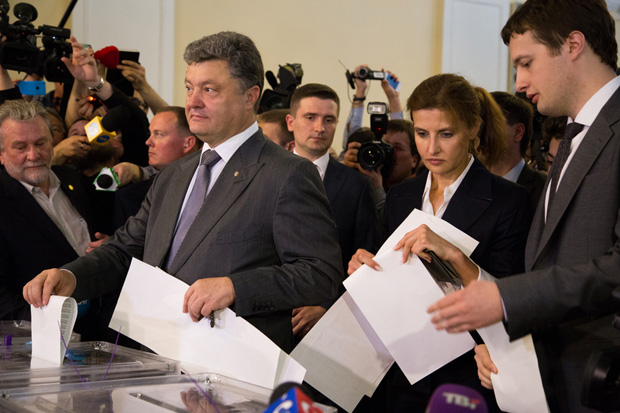 Petro Poroshenko at a polling station (Photo: Oleksandr Ratushniak/Demotix)