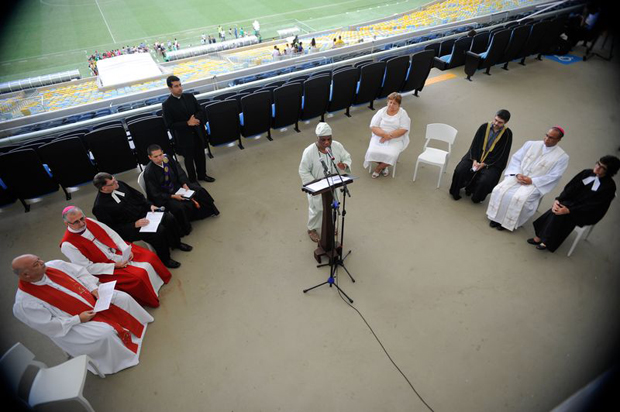 An inter-religious meeting at the Maracanã stadium in Rio de Janeiro to mark the beginning of the Peace Cup campaign (Tomaz Silva/Brazil Agency)