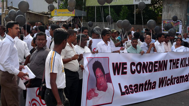 People taking part in the funeral procession of Lasantha Wickrematunge (By Indi Samarajiva [CC-BY-2.0 (http://creativecommons.org/licenses/by/2.0)], via Wikimedia Commons