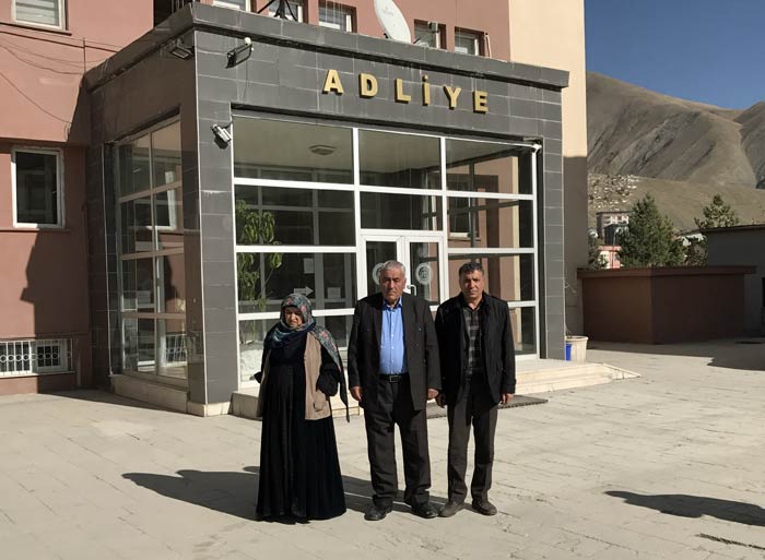 Nedim Türfent’s parents and Diyarbakır-based Free Journalist Society co-chair Hakkı Boltan (R) pose at the Hakkari Courthouse during the fourth hearing of the trial on Nov. 17, 2017