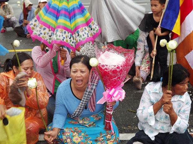 Protesters -- mostly women and children -- called for the release of activist Yorm Bopha outside the Royal Palace before being victimised by the police. (Photos: Marek Marczynski / Index on Censorship)