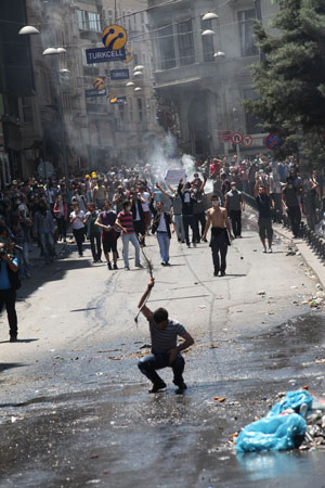 Protesters in Taksim Square continue the second day of demonstrations. (Photo: SADIK GÜLEÇ /Demotix)