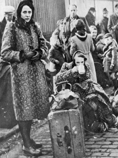 Evacuees in Whitecrook Street, Clydebank (Image: West Dunbartonshire Libraries and Cultural Services)