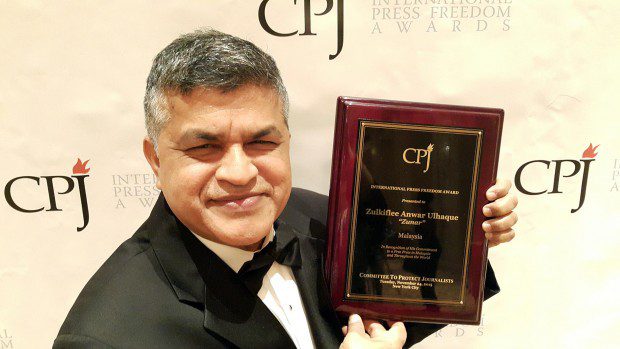 Zunar with his International Press Freedom Award
