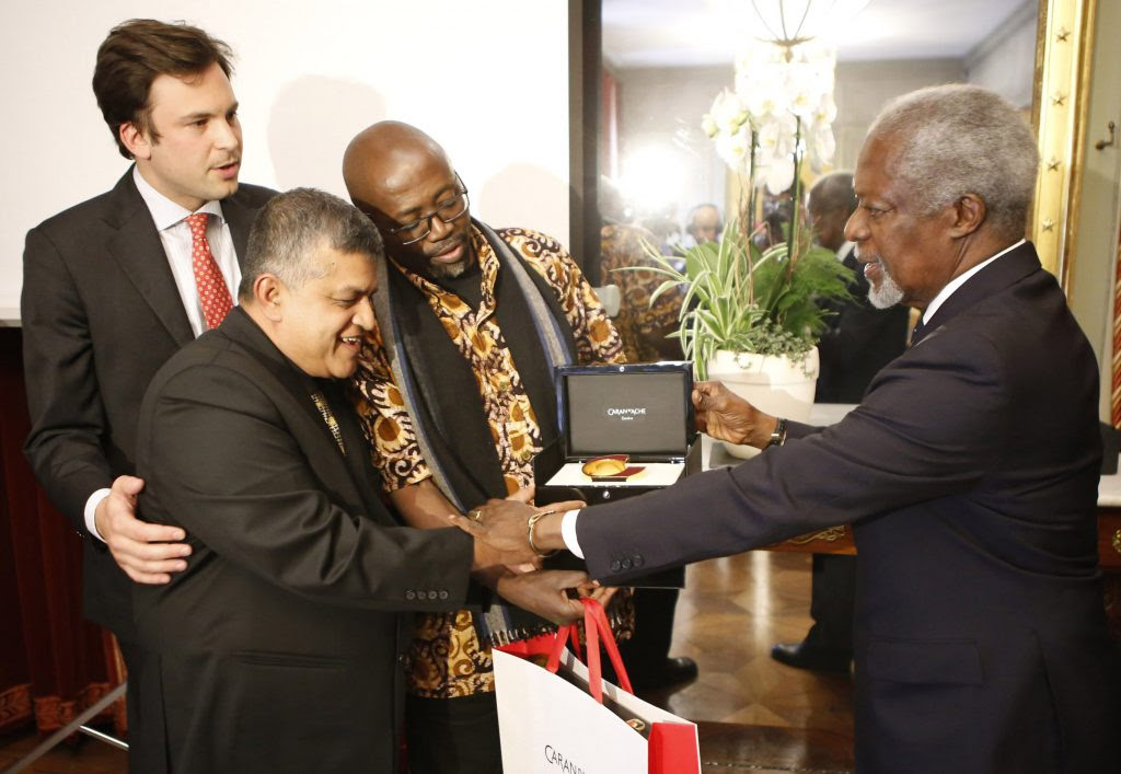 Zunar recieving the award from Kofi Annan, Secretary-General of the United Nations, at the Palais Eynard, Geneva