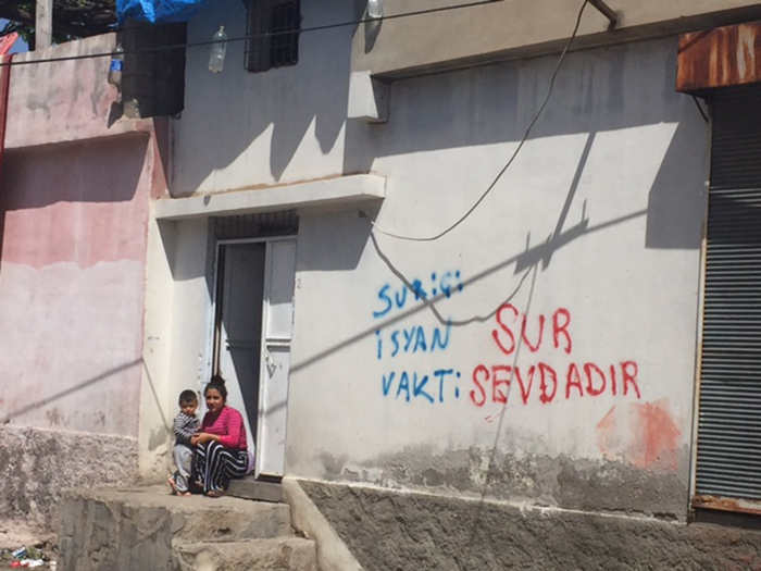 Residents of Lalebey and Alipaşa have used the walls of the neighbourhoods to make it clear they do not want to leave their homes.