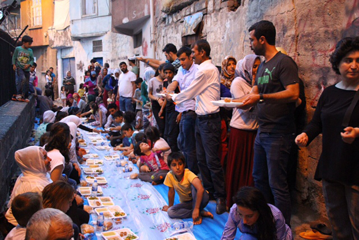 Civil society organisations, supported by artists, journalists and politicians, have banded together with Sur residents to fight the ongoing destruction in the neighbourhoods. The campaign is helping to organise petitions and community gatherings, like this one breaking the fast during Ramadan.