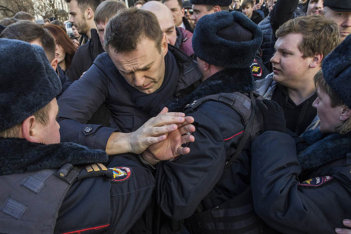 Alexei Navalny arrested in Moscow during protests on 26 March 2017