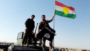  Integrantes de los Pershmerga, las fuerzas armadas del Kurdistán Iraquí, reemplazan una bandera del Estado Islámico por la bandera kurda en las inmediaciones de Mosul, Irak, Kurdishstruggle/Flickr