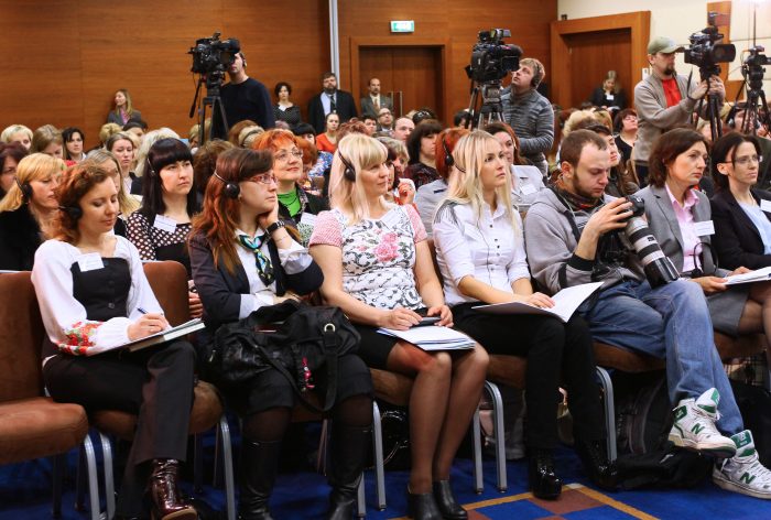 Periodistas ucranianos toman asiento en una conferencia de prensa de la embajada de EE.UU, US Embassy Kiev Ukraine/Flickr