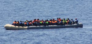 Ливийцы пытающиеся сбежать из страны на резиновой лодке в открытом море, Северо-запад от Триполя, Irish Defence Forces/Flickr