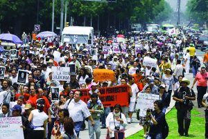 Cientos de periodistas marchan en silencio en 2010 como protesta contra los secuestros, asesinatos y violencia ejercida contra los periodistas del país, John S. and James L. Knight/Flickr