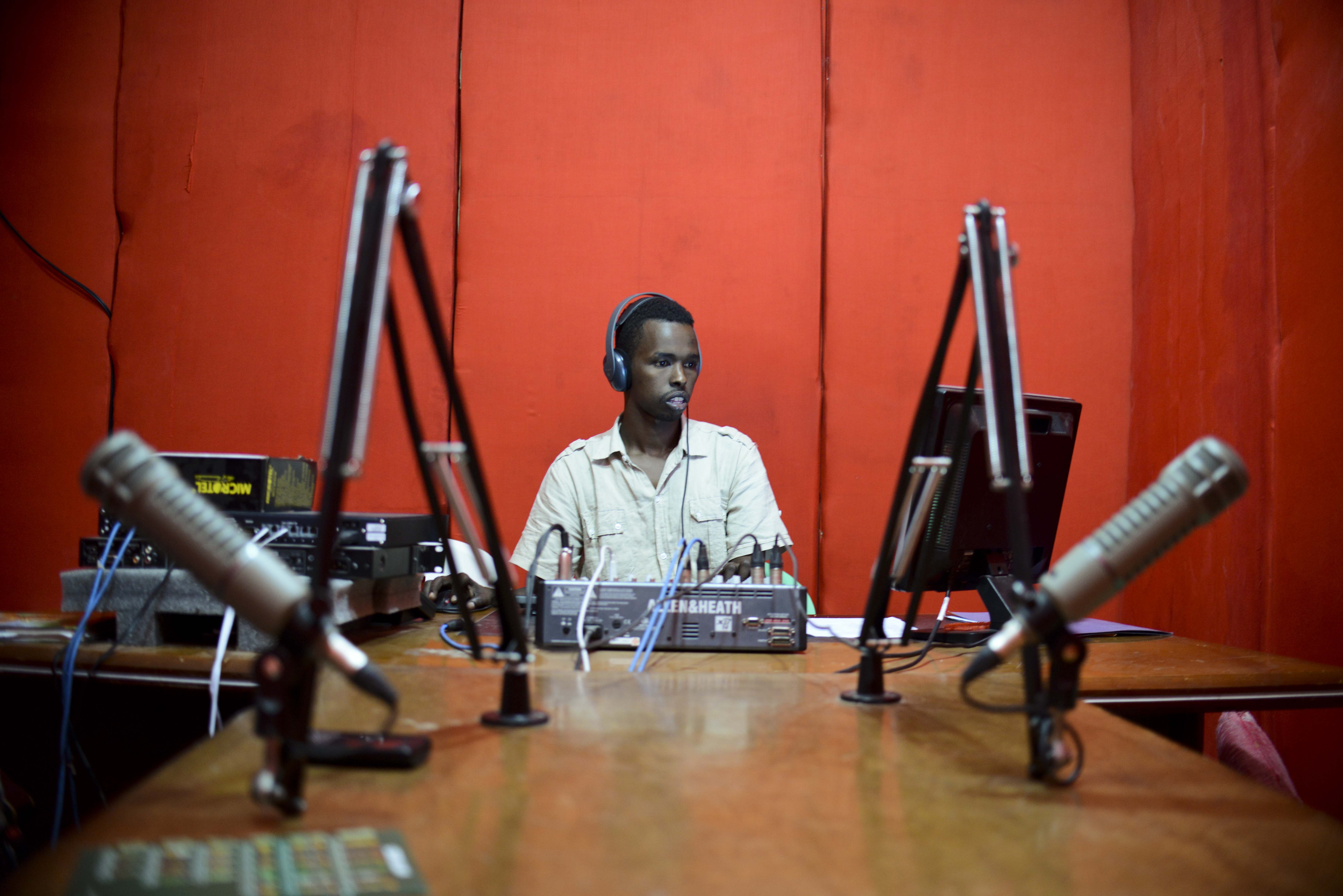 Un periodista retransmite desde Radio Shabelle, una de las populares emisoras de Mogadiscio (Somalia), que corren peligro por pronunciarse contra la organización terrorista Al Shabab, Amisom Public Information/Flickr