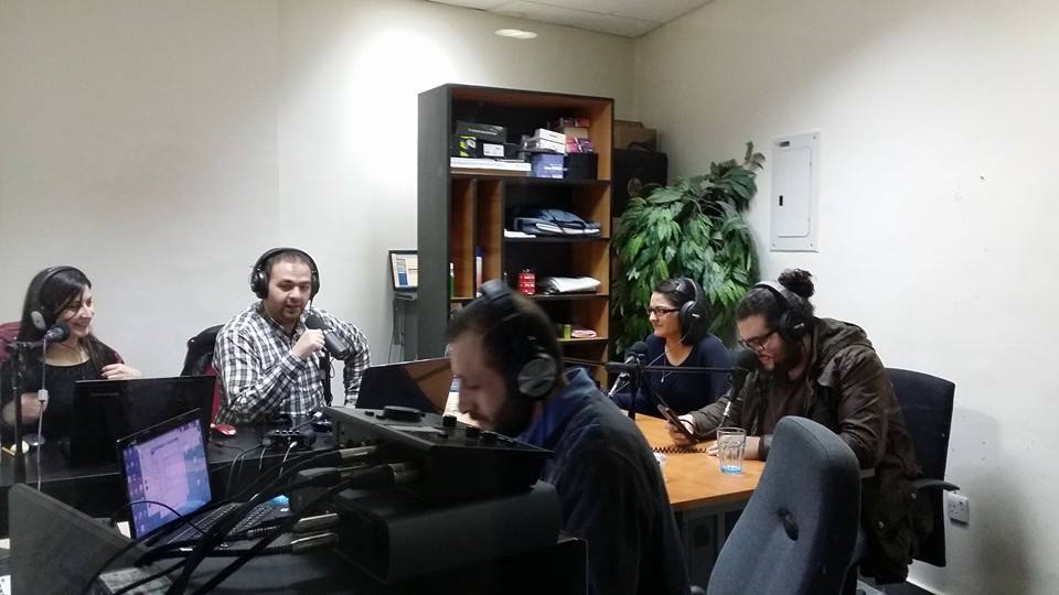 Varios locutores de la emisora SouriaLi, reunidos con invitados en Amán (Jordania)