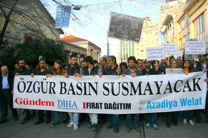 Protesters against the KCK press trial marched in Istanbul in January 2012.