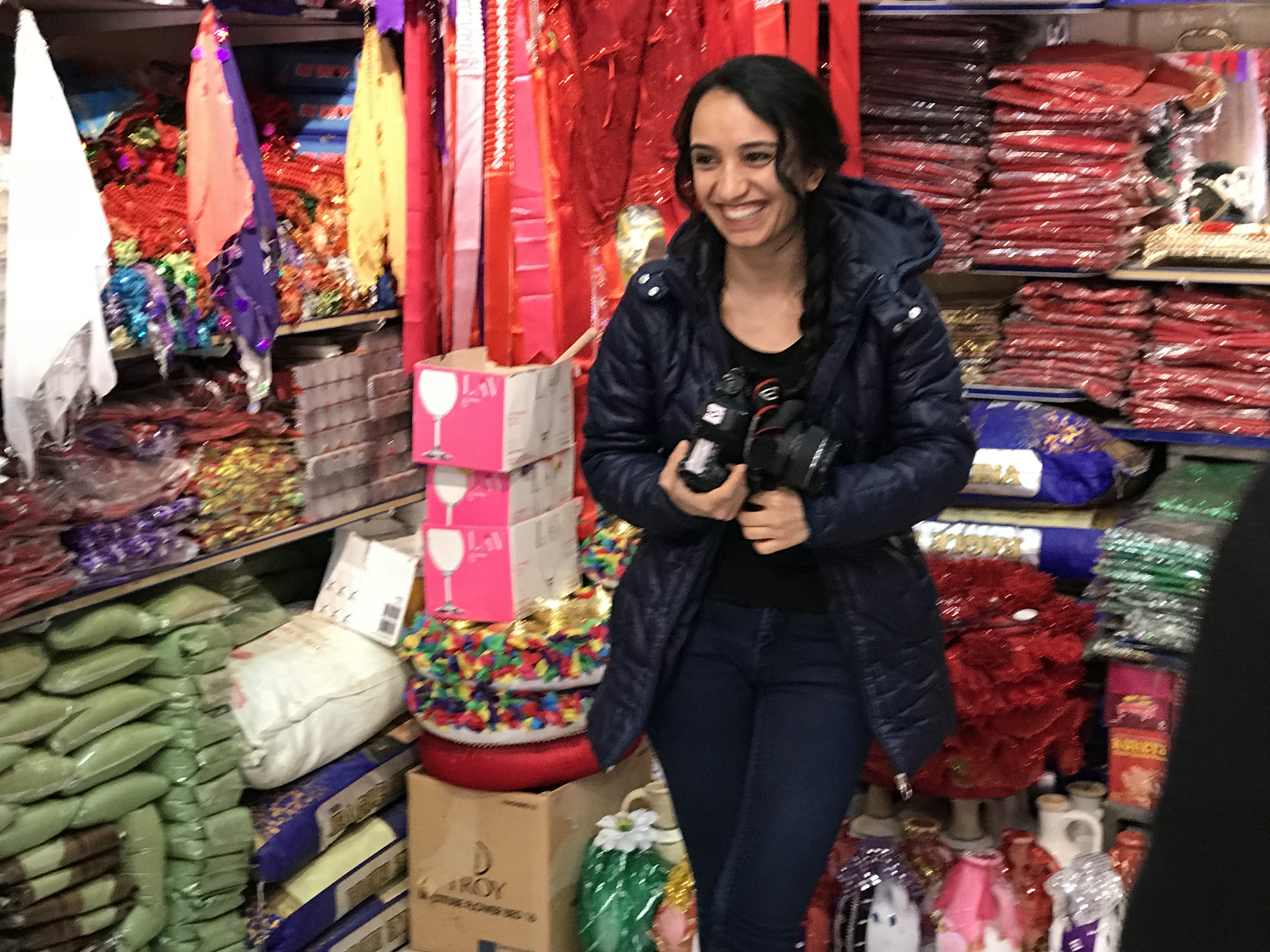 Jin News reporter Sehriban Aslan interviews a vendor in a shop at the market in Diyarbakir's Baglar district. (c) Ozgun Ozcer