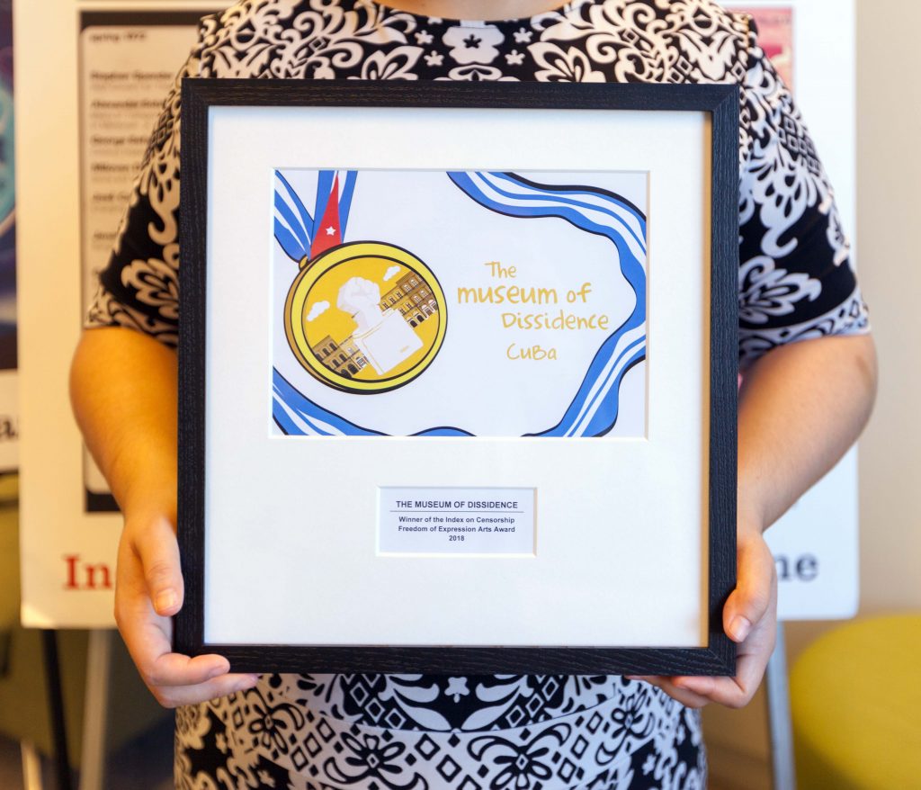 Perla Hinojosa, Fellowship and Advocacy Officer at Index on Censorship, holds the 2018 Freedom of Expression Arts Award for Cuban arts collective Museum of Dissidence, who could not attend the Freedom of Expression Awards. (Photo: Index on Censorship)