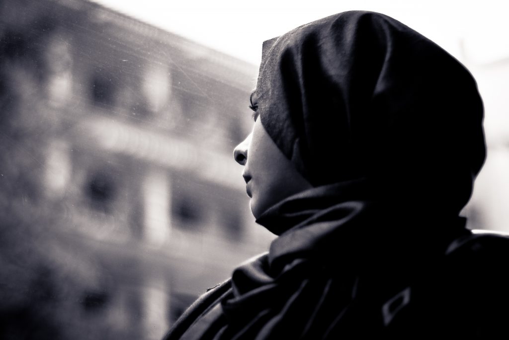 Una mujer mira por la ventana, Hernán Piñera/Flickr