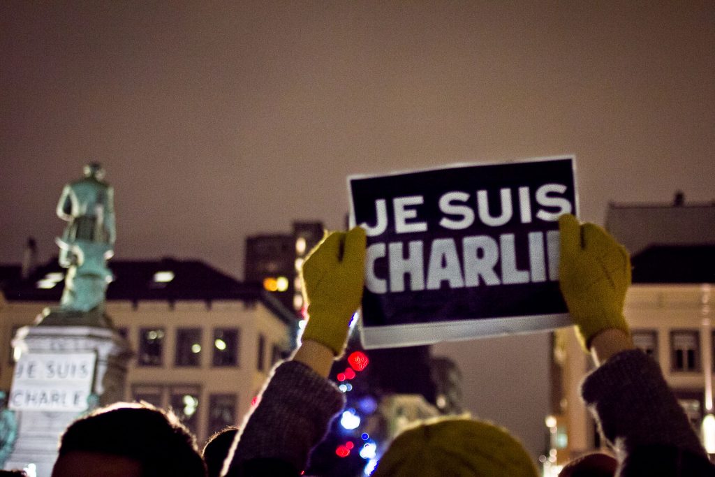 Un cartel de “Je suis Charlie” en una vigilia por los periodistas asesinados en el atentado de Charlie Hebdo en Francia, 2015, Valentina Calà/Flickr