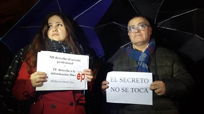 Blanca Pou and Kiko Mestre showing solidarity with journalists in court in December 2018