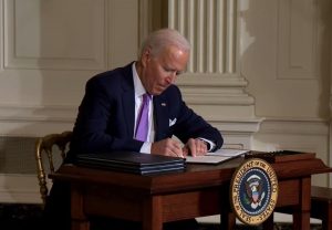 Biden signs EO/White House/WikiCommons
